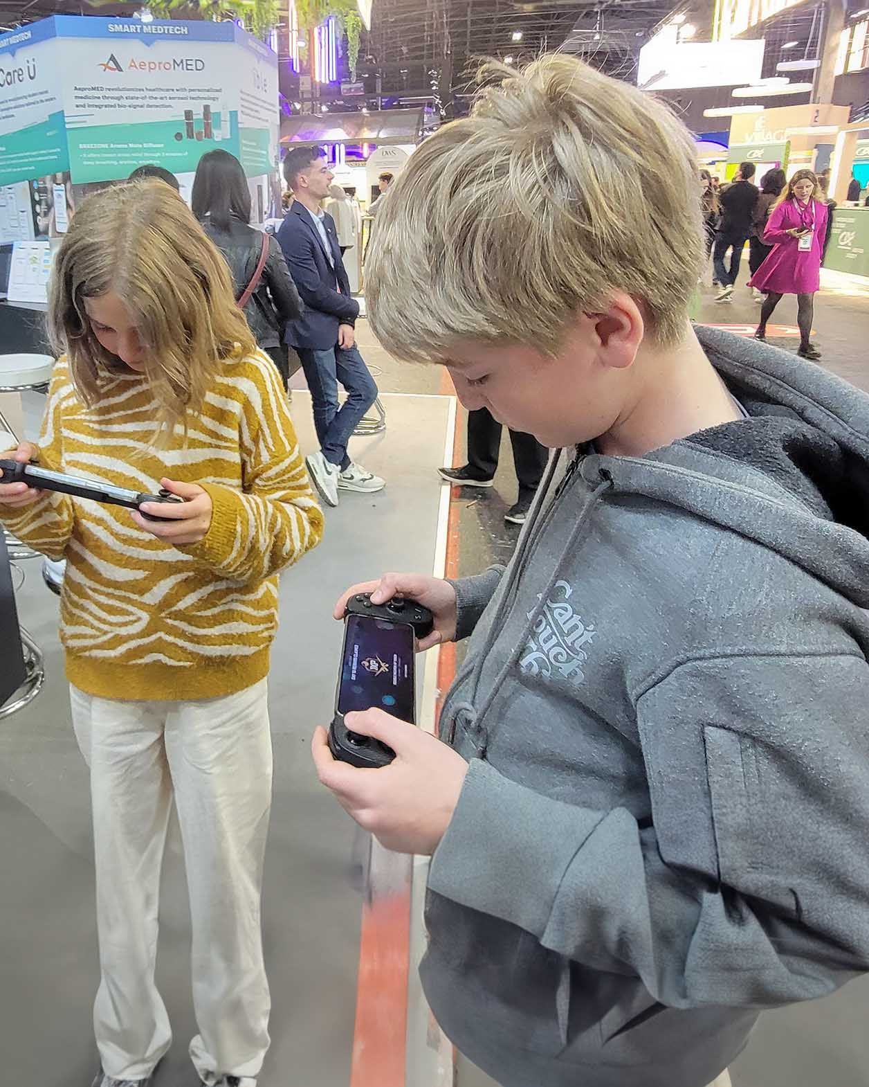 Kids enjoy plyaing mobile games with the Serafim S3 Game Controller at VivaTech 2024
